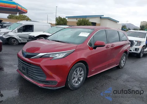 2021 Toyota Sienna Le z USA, uszkodzony, nr VIN 5TDKSKFC7MS007904